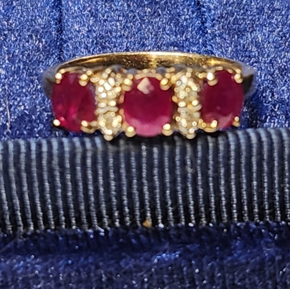 Beautiful 14 kt  Ruby and Diamond Ring - Picture 3 of 16